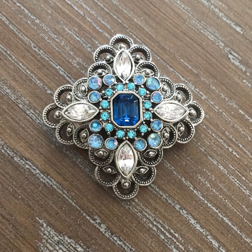 PRETTY WOMEN’S BLUE BROOCH